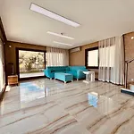 Bella * Κουσάντασι